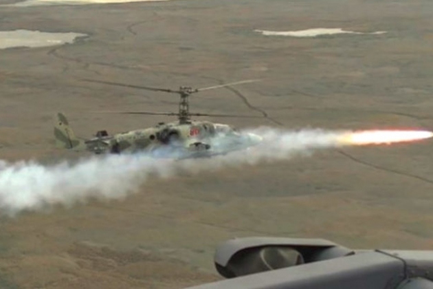 Trực thăng Nga phóng tên lửa bắn nổ liên tiếp 2 xe tăng Ukraine